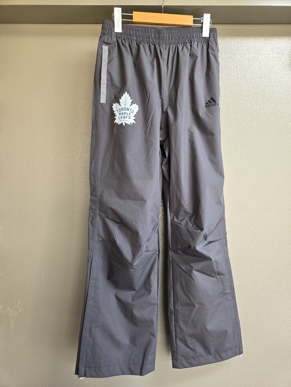 Adidas Gray Youth Golf Pants With Toronto Maple Leaf Logo Size US Large